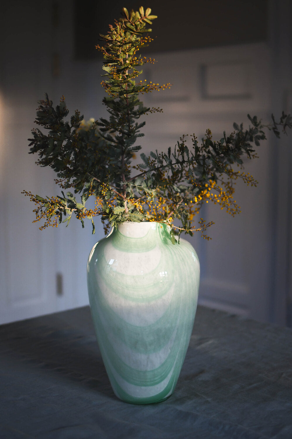 Vase med brede swirl striber, grøn - H35 cm.